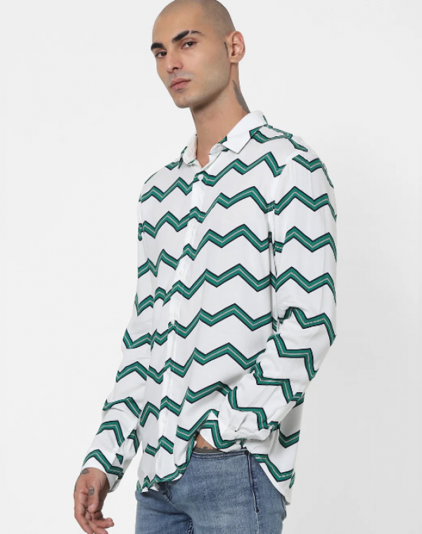 Pola chevron dengan warna merah dan putih